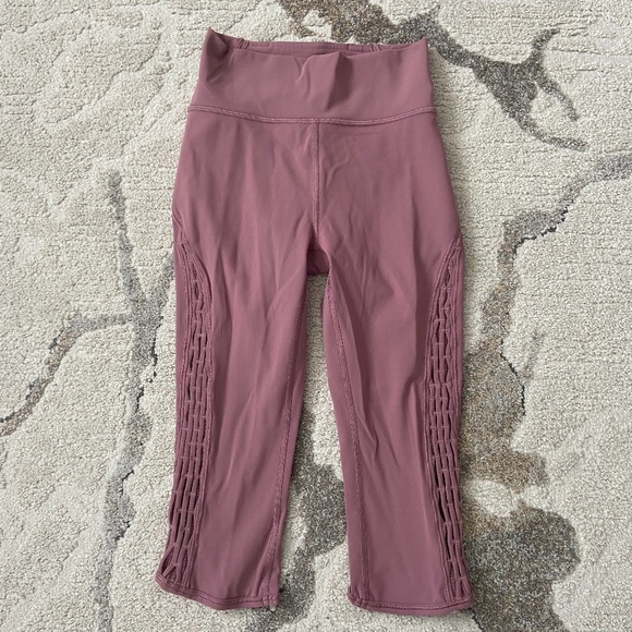 Lululemon // Love Knot Crop 15" // Size 2 - Picture 4 of 8